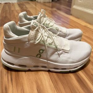 On cloud cloud novas! Worn a couple of times. Great shoes!